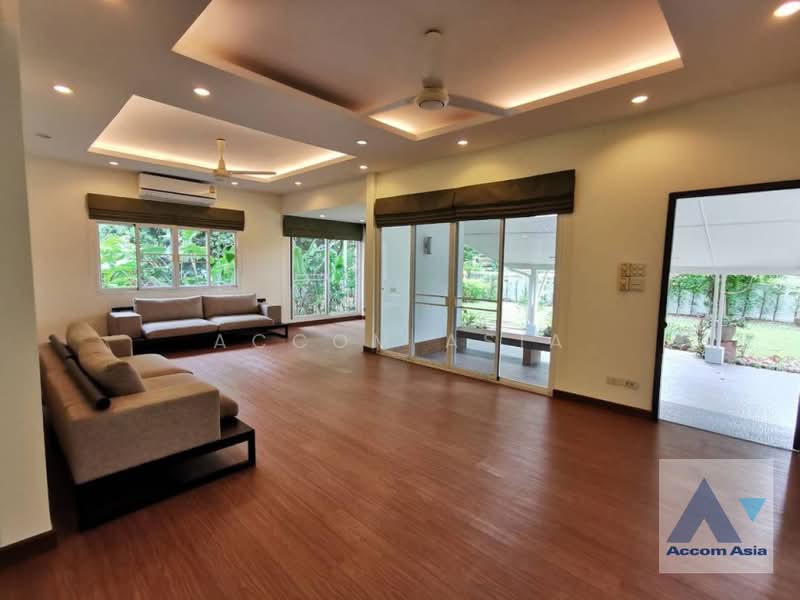 For Rent - Spacious House with Large Garden and Airy Living Space in Sukhumvit, Bangkok