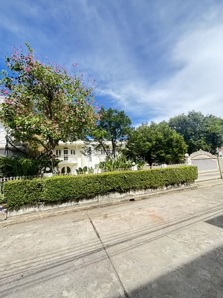 For Sale - Tropical Garden House for Sale at Soi Sukhumvit 64, Bangkok