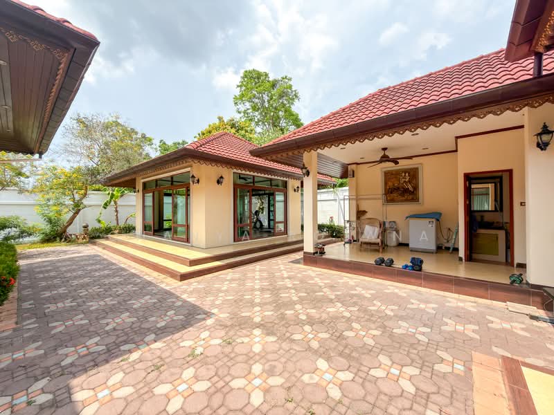 Pool Villa with Long Swimming Pool and Private Garden – Nong Pla Lai Pattaya, Chon Buri (Pattaya), Nong Pla Lai, Bang Lamung (Pattaya), Chon Buri (Pattaya), 5 Bedrooms, 252 sqm, Villa For Sale, by Chanya Rojana, 500294972 - DDproperty.com