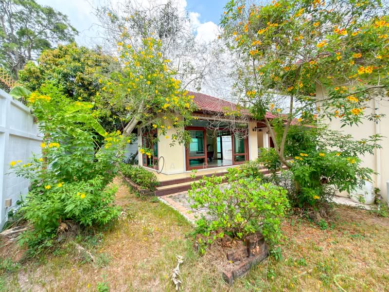 Pool Villa with Long Swimming Pool and Private Garden – Nong Pla Lai Pattaya, Chon Buri (Pattaya), Nong Pla Lai, Bang Lamung (Pattaya), Chon Buri (Pattaya), 5 Bedrooms, 252 sqm, Villa For Sale, by Chanya Rojana, 500294972 - DDproperty.com