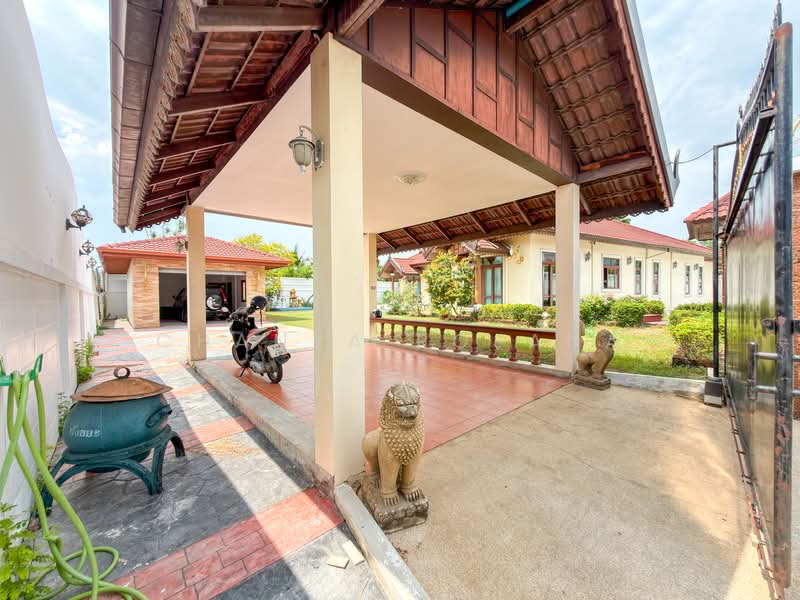 Pool Villa with Long Swimming Pool and Private Garden – Nong Pla Lai Pattaya, Chon Buri (Pattaya), Nong Pla Lai, Bang Lamung (Pattaya), Chon Buri (Pattaya), 5 Bedrooms, 252 sqm, Villa For Sale, by Chanya Rojana, 500294972 - DDproperty.com