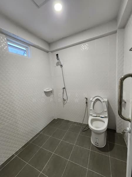 For Sale - sale! Newly renovated apartment building in Kao Saeng area, Songkhla city. Income of 60,000 THB/mont, Songkhla