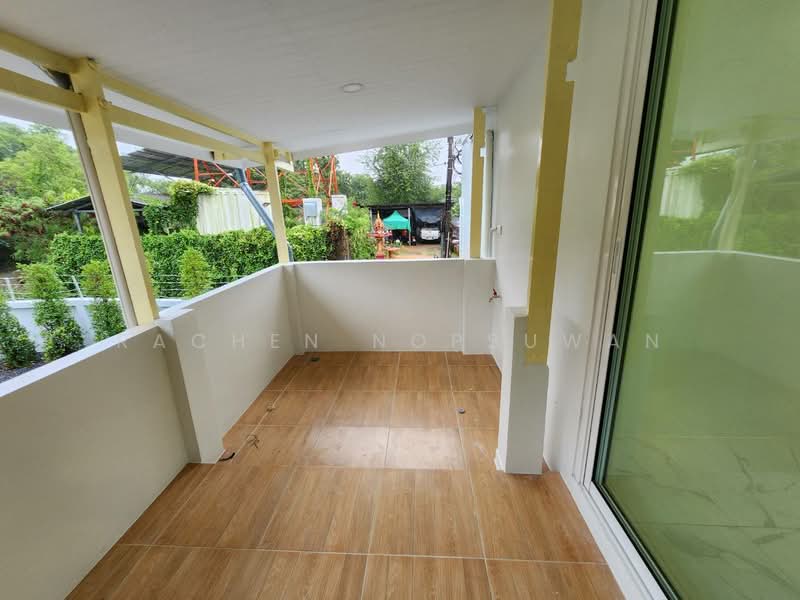 For Sale - sale! Newly renovated apartment building in Kao Saeng area, Songkhla city. Income of 60,000 THB/mont, Songkhla