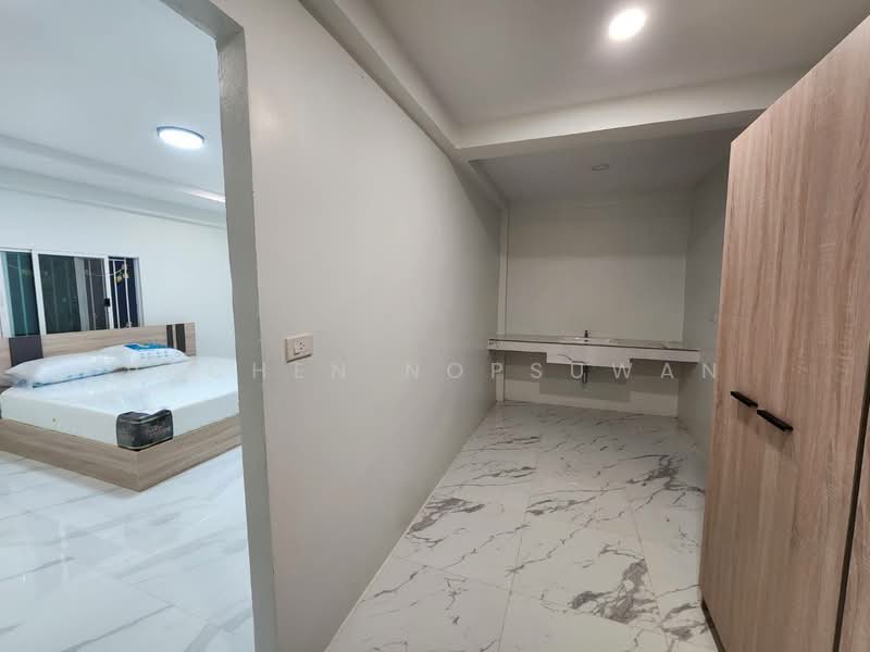 For Sale - sale! Newly renovated apartment building in Kao Saeng area, Songkhla city. Income of 60,000 THB/mont, Songkhla