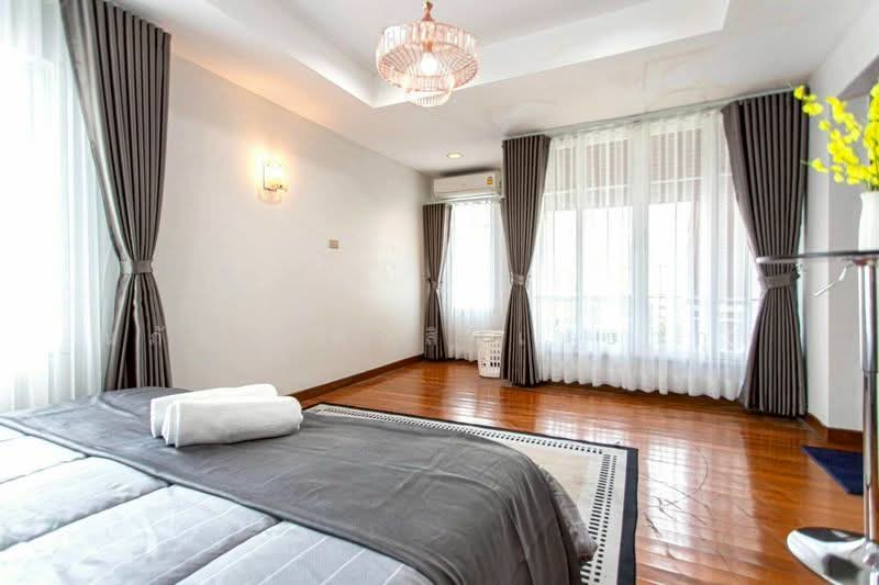 ให้เช่าทาวน์โฮม 4.5ชั้น Tropical Pool Villa หรู รัชดา–ห้วยขวาง ใกล้ MRT/BTS จตุจักร กรุงเทพฯ, Bangkok, Jom Phon, Chatuchak, Bangkok, 5 Bedrooms, 350 sqm, Townhouse For Rent, by ณภัทร พรสิริเมธากุล, 500295085 - DDproperty.com