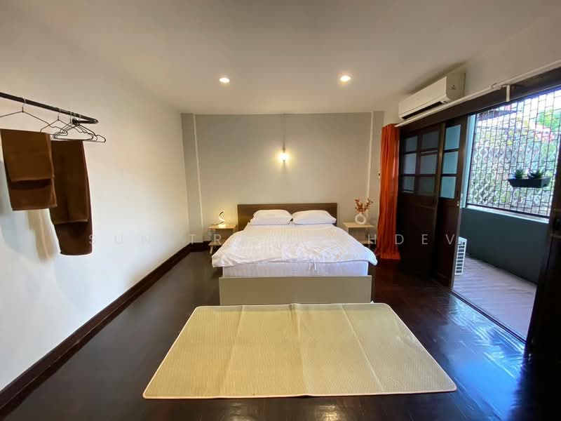 ทาวน์โฮม 4 ชั้น ซอยเอกมัย 4, Bangkok, Phra Kanong Nua, Watthana, Bangkok, 6 Bedrooms, 450 sqm, Townhouse For Rent, by Sunitra Sachdev, 500295158 - DDproperty.com