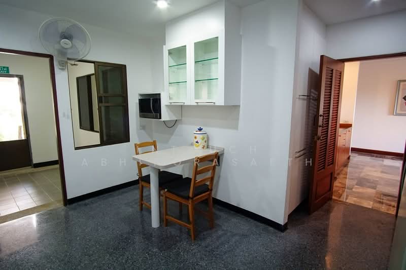 Raintree Village Apartment, Bangkok, 21 Soi Sukhumvit 41, Khlong Tan Nua, Watthana, Bangkok, 3 Bedrooms, 268 sqm, Apartment For Rent, by Intouch Abhinorasaeth, 500295727 - DDproperty.com