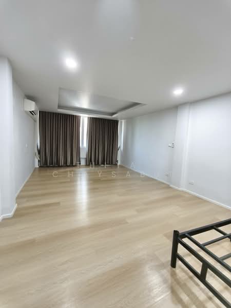 ให้เช่า - ทาวน์เฮ้าส์ขนาด 350 ตร.ม. ใกล้MRTไฟฉาย ,จรัญ13, กรุงเทพ