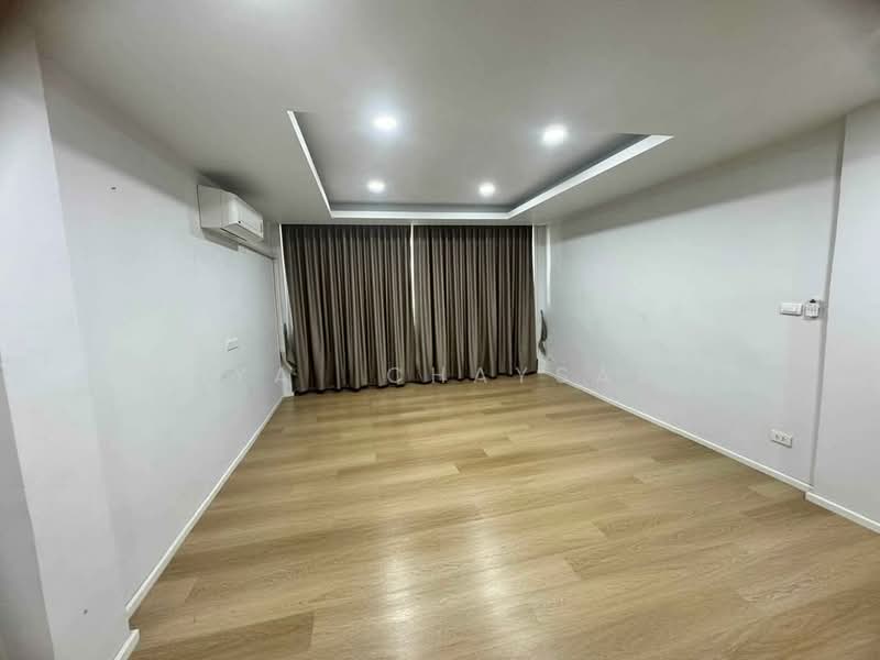 ทาวน์เฮ้าส์ขนาด 350 ตร.ม. ใกล้MRTไฟฉาย ,จรัญ13, Bangkok, Bang Khun Sri, Bangkok Noi, Bangkok, 4 Bedrooms, 350 sqm, Townhouse For Rent, by Thiya​ Chaysabut, 500296075 - DDproperty.com