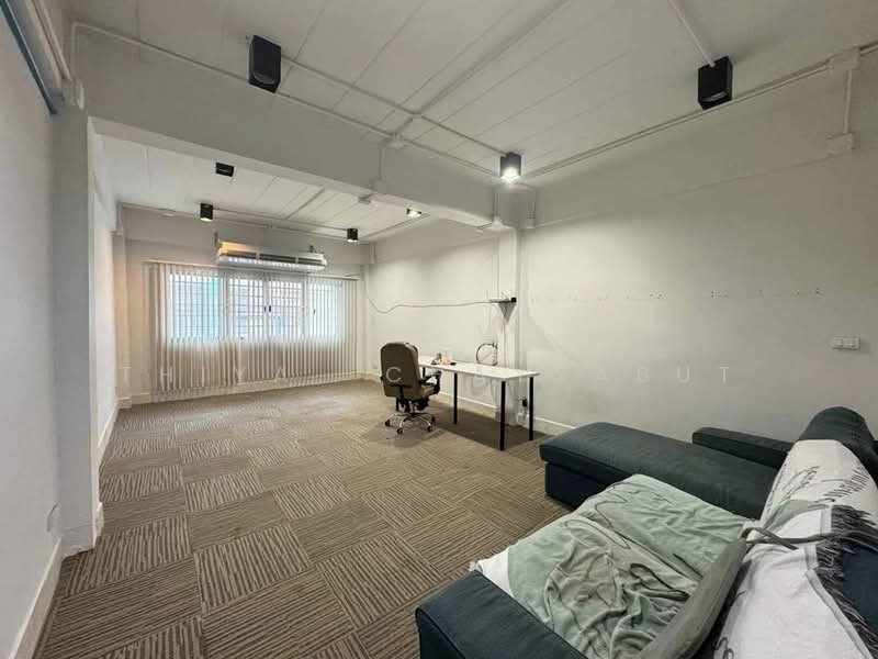 ทาวน์เฮ้าส์ขนาด 350 ตร.ม. ใกล้MRTไฟฉาย ,จรัญ13, Bangkok, Bang Khun Sri, Bangkok Noi, Bangkok, 4 Bedrooms, 350 sqm, Townhouse For Rent, by Thiya​ Chaysabut, 500296075 - DDproperty.com