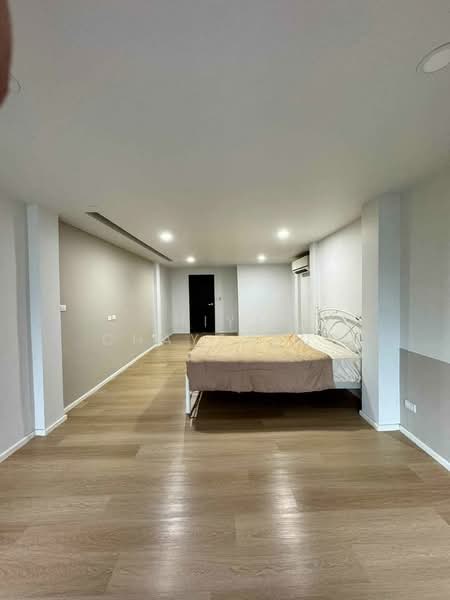 ทาวน์เฮ้าส์ขนาด 350 ตร.ม. ใกล้MRTไฟฉาย ,จรัญ13, Bangkok, Bang Khun Sri, Bangkok Noi, Bangkok, 4 Bedrooms, 350 sqm, Townhouse For Rent, by Thiya​ Chaysabut, 500296075 - DDproperty.com