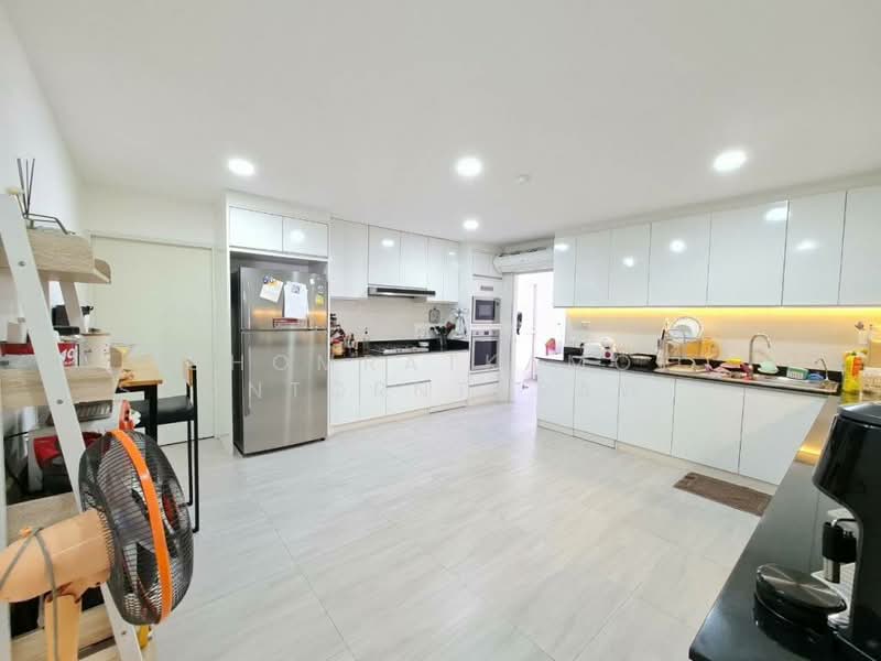 Oriental Towers, Bangkok, 25 Soi Ekkamai 12, Ekkamai Road, Khlong Tan Nua, Watthana, Bangkok, 3 Bedrooms, 319 sqm, Condo For Sale, by Chomratkamol Soontorntarawong (Gor), 500296140 - DDproperty.com