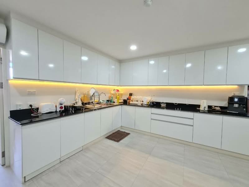 Oriental Towers, Bangkok, 25 Soi Ekkamai 12, Ekkamai Road, Khlong Tan Nua, Watthana, Bangkok, 3 Bedrooms, 319 sqm, Condo For Sale, by Chomratkamol Soontorntarawong (Gor), 500296140 - DDproperty.com