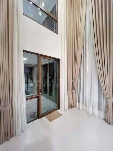 Burasiri Krungthep Kreetha, Bangkok, 95 Soi Pracha Ruam Chai, Hua Mak, Bang Kapi, Bangkok, 4 Bedrooms, 280 sqm, Single Detached House For Rent, by Chomratkamol Soontorntarawong (Gor), 500296250 - DDproperty.com