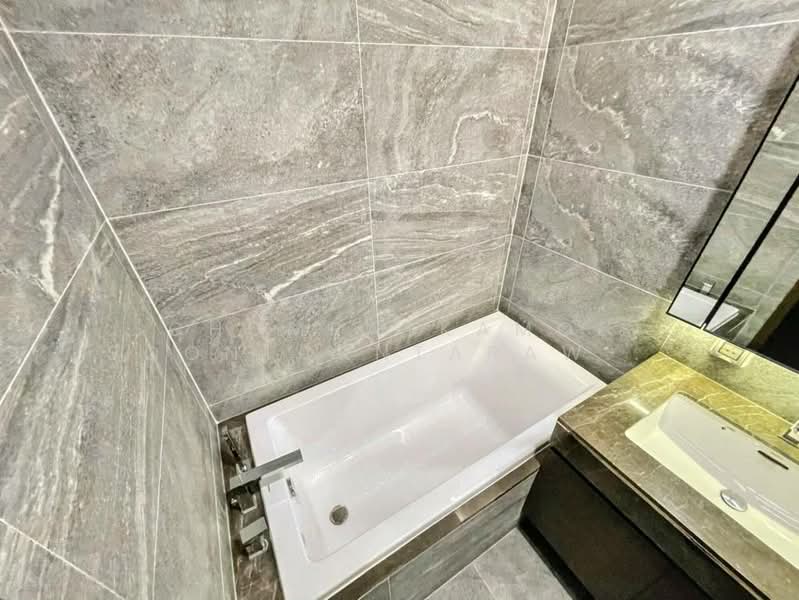 The Esse Sukhumvit 36, Bangkok, Soi Sukhumvit 36, Sukhumvit Road, Phra Kanong, Khlong Toei, Bangkok, 1 Bedroom, 43 sqm, Condo For Sale, by Chomratkamol Soontorntarawong (Gor), 500297371 - DDproperty.com