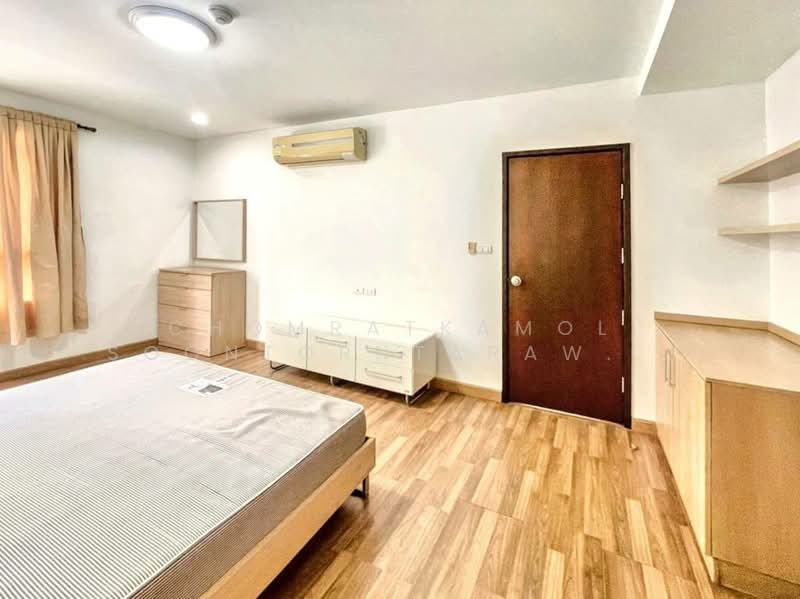 Y.O. Place, Bangkok, 223 Soi Sai Nam Thip 2, Khlong Toei, Khlong Toei, Bangkok, 1 Bedroom, 58 sqm, Condo For Rent, by Chomratkamol Soontorntarawong (Gor), 500297521 - DDproperty.com
