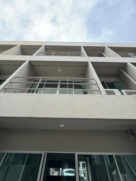 Noble Cube Pattanakarn, Bangkok, Phatthanakan Road, Suan Luang, Suan Luang, Bangkok, 3 Bedrooms, 180 sqm, Townhouse For Rent, by Chomratkamol Soontorntarawong (Gor), 500298199 - DDproperty.com