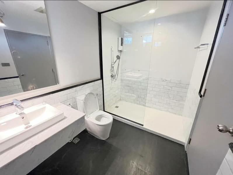 D.S. Tower 1 Sukhumvit 33, Bangkok, Soi Phrom Chit, Khlong Tan Nua, Watthana, Bangkok, 3 Bedrooms, 204 sqm, Condo For Sale, by Chomratkamol Soontorntarawong (Gor), 500298289 - DDproperty.com