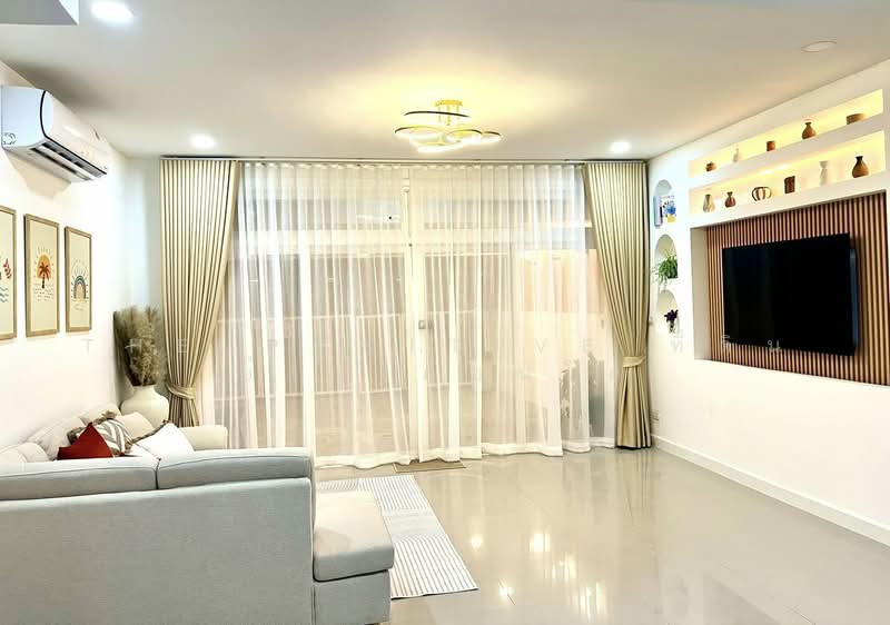 3-Storey Townhouse, Jed Yod Area Prime location next to Ton Pho 7-Eleven Close to MAYA., Chiang Mai, Chang Phuak, Muang Chiang Mai, Chiang Mai, 3 Bedrooms, 200 sqm, Townhouse For Rent, by The Positive ที่ดิน บ้าน คอนโด, 500298559 - DDproperty.com