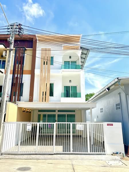 3-Storey Townhouse, Jed Yod Area Prime location next to Ton Pho 7-Eleven Close to MAYA., Chiang Mai, Chang Phuak, Muang Chiang Mai, Chiang Mai, 3 Bedrooms, 200 sqm, Townhouse For Rent, by The Positive ที่ดิน บ้าน คอนโด, 500298559 - DDproperty.com