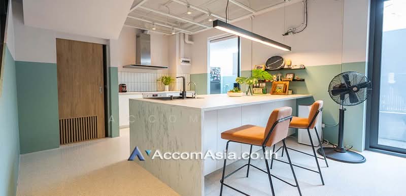 Modern Loft House with Island Kitchen and Airy Space in Sukhumvit, Bangkok, Phra Kanong Nua, Watthana, Bangkok, 4 Bedrooms, 250 sqm, Single Detached House For Sale, by Accom Asia, 500298610 - DDproperty.com