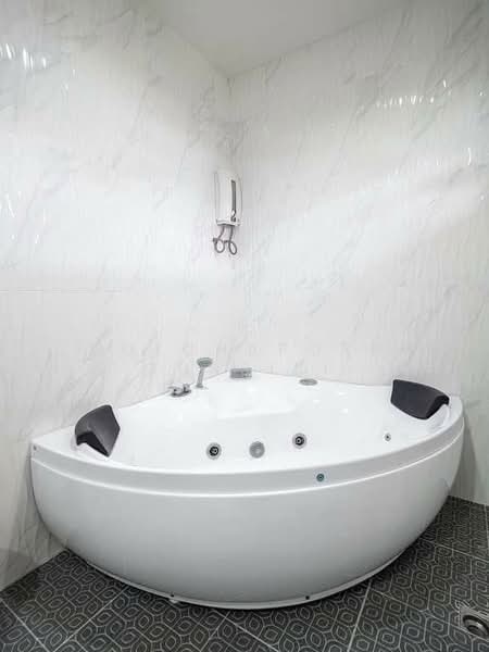 Pool Villa ให้เช่า ใกล้บิ๊กซีแม่เหียะ เพียง 10 นาที ค่าเช่า 45,000 บาท / เดือน รหัสทรัพย์ : No.9P020, Chiang Mai, San Phak Wan, Hang Dong, Chiang Mai, 5 Bedrooms, 280 sqm, Single Detached House For Rent, by Rutchaporn Tunsiri, 500298791 - DDproperty.com
