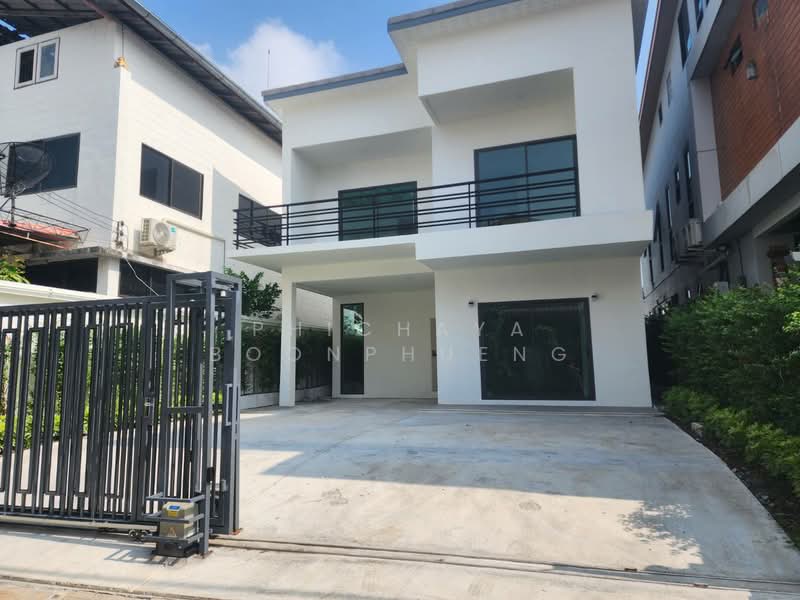 New House for Sale in Sukhumvit, Near BTS, Parking for Multiple Cars Sukhumvit 93 (Phueng Mi 29, Bangkok, Bang Chak, Phra Khanong, Bangkok, 3 Bedrooms, 180 sqm, Single Detached House For Sale, by Phichaya Boonphueng, 500298912 - DDproperty.com