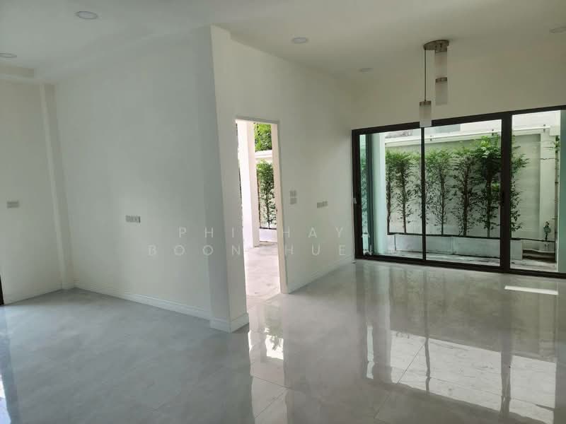 New House for Rent in Sukhumvit, Near BTS ฺ, Parking for Multiple Cars Sukhumvit 93 (Phueng Mi 29, Bangkok, Bang Chak, Phra Khanong, Bangkok, 3 Bedrooms, 180 sqm, Single Detached House For Rent, by Phichaya Boonphueng, 500298960 - DDproperty.com