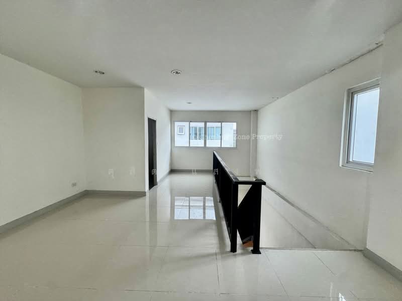 For Rent - ให้เช่าถูกมากอาคารพาณิชย์ 3 ชั้น ใกล้นิคมปิ่นทอง1 ศรีราชา พร้อมอยู่, Chon Buri (Pattaya)