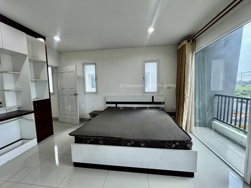 For Rent - ให้เช่าถูกมากอาคารพาณิชย์ 3 ชั้น ใกล้นิคมปิ่นทอง1 ศรีราชา พร้อมอยู่, Chon Buri (Pattaya)
