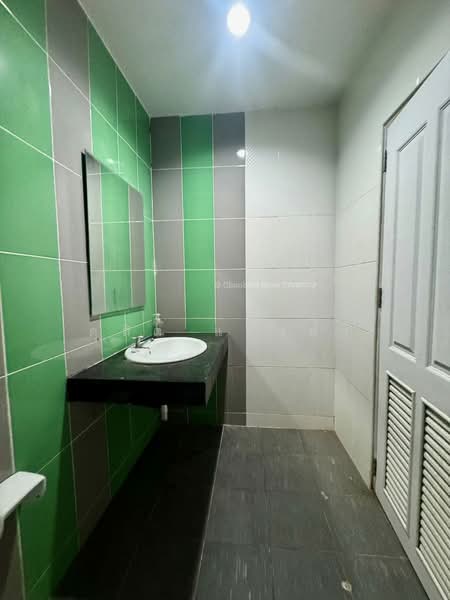 For Rent - ให้เช่าถูกมากอาคารพาณิชย์ 3 ชั้น ใกล้นิคมปิ่นทอง1 ศรีราชา พร้อมอยู่, Chon Buri (Pattaya)