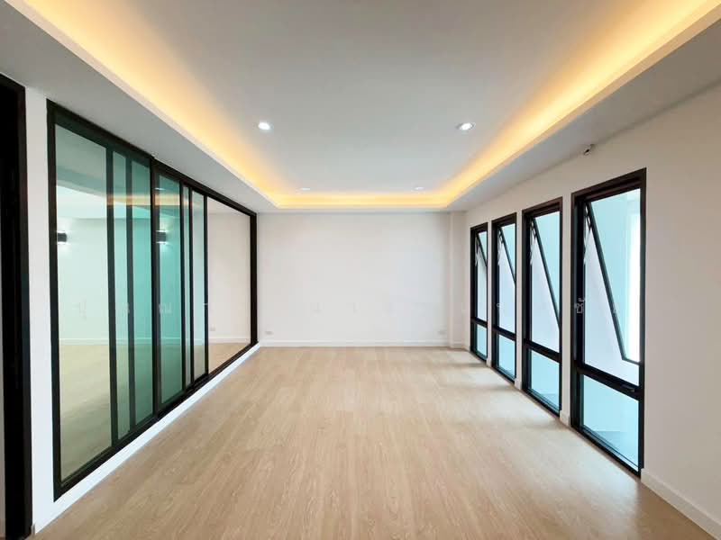 ทาวน์โฮม 4.5 ชั้น ถนนสุขุมวิท 101, Bangkok, สุขุมวิท, Phra Kanong Nua, Watthana, Bangkok, 4 Bedrooms, 350 sqm, Townhouse For Sale, by ปุณณภา นารานนทชัย, 500299565 - DDproperty.com