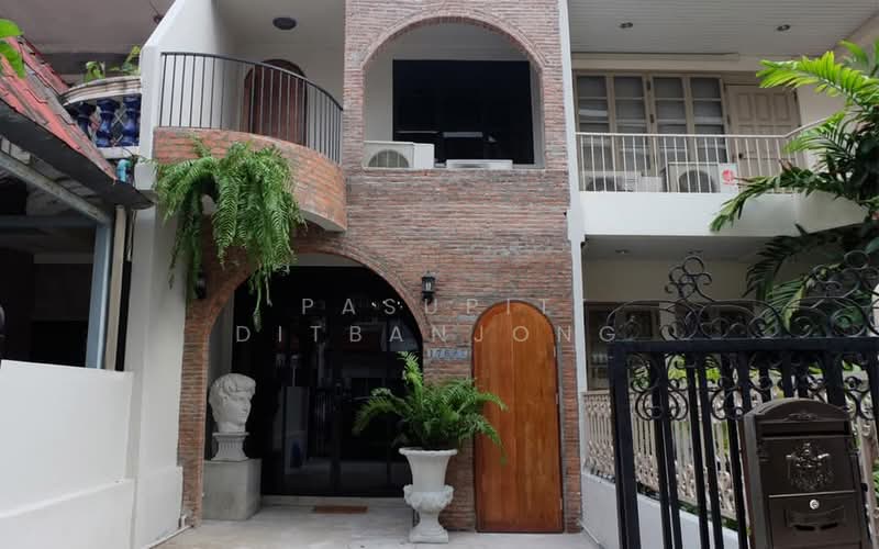 3-BR Townhouse, Bangkok, Khlong Toei, Bangkok, 3 Bedrooms, 120 sqm, Townhouse For Rent, by Pasupit Ditbanjong, 500299946 - DDproperty.com
