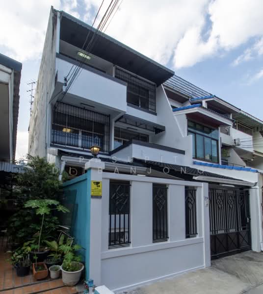 ทาวน์เฮ้าส์ 4-ห้องนอน, กรุงเทพ, ทุ่งมหาเมฆ, สาทร, กรุงเทพ, 250 ตร.ม., ทาวน์เฮ้าส์ ขาย, โดย Pasupit Ditbanjong, 500300353 - DDproperty.com