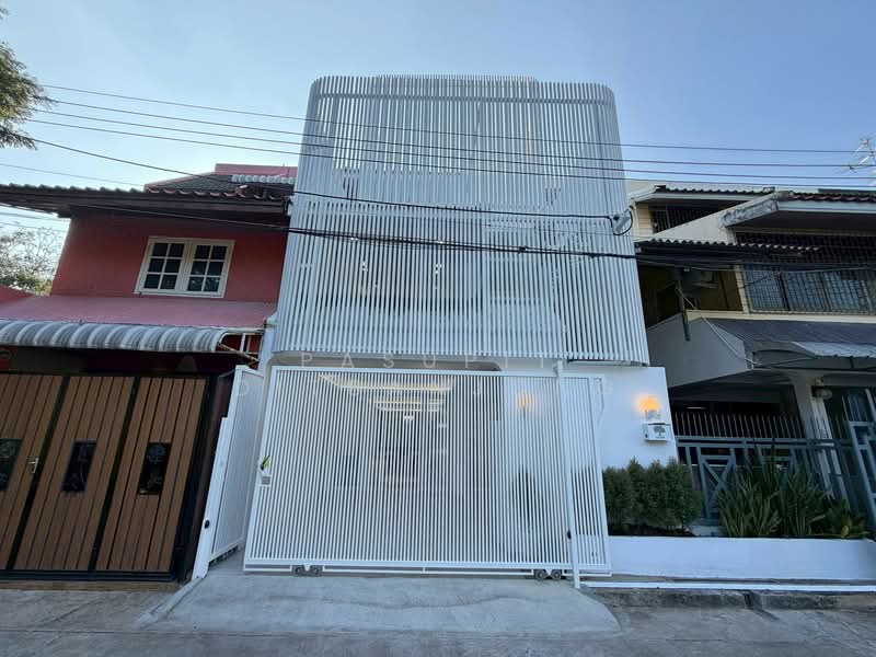ทาวน์เฮ้าส์ 4-ห้องนอน, กรุงเทพ, คลองตันเหนือ, วัฒนา, กรุงเทพ, 250 ตร.ม., ทาวน์เฮ้าส์ ขาย, โดย Pasupit Ditbanjong, 500300408 - DDproperty.com