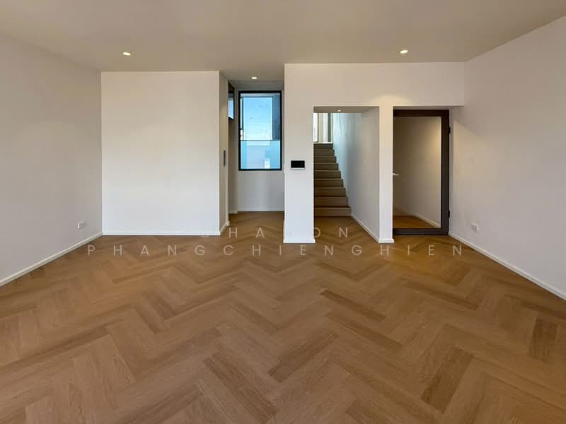 Townhome / Home Office S. Pridi Banomyong 14, Bangkok, Phra Kanong Nua, Watthana, Bangkok, 5 Bedrooms, 547 sqm, Townhouse For Rent, by Chanon Phangchienghien, 500300853 - DDproperty.com