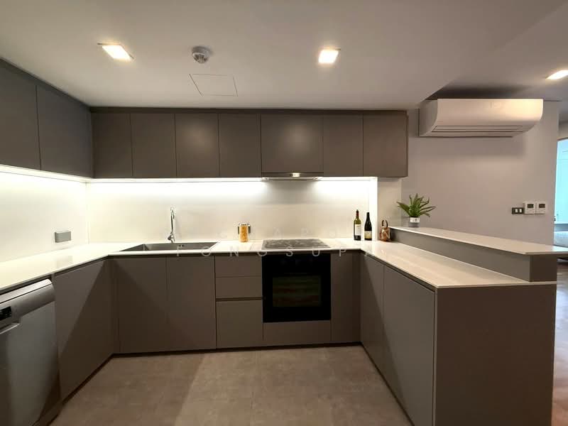Piya Apartment Sukhumvit 15, Bangkok, 99 Sukhumvit 15, Khlongtoei Nua, Watthana, Bangkok, 4 Bedrooms, 198 sqm, Condo For Rent, by Gochaporn Fongsupa, 500301722 - DDproperty.com