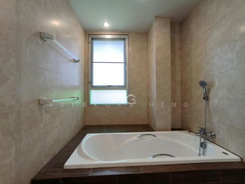 3-bedroom house for rent, in prime area near Benjakitti Park., Bangkok, Khlong Toei, Khlong Toei, Bangkok, 3 Bedrooms, 260 sqm, Single Detached House For Rent, by Bulakorn Heng, 500301749 - DDproperty.com