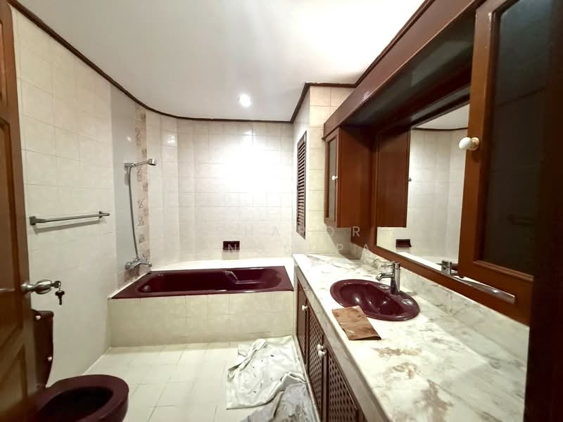 Govind Tower, Bangkok, Soi Sukhumvit 19, Khlongtoei Nua, Watthana, Bangkok, 3 Bedrooms, 360 sqm, Condo For Rent, by Gochaporn Fongsupa, 500301875 - DDproperty.com