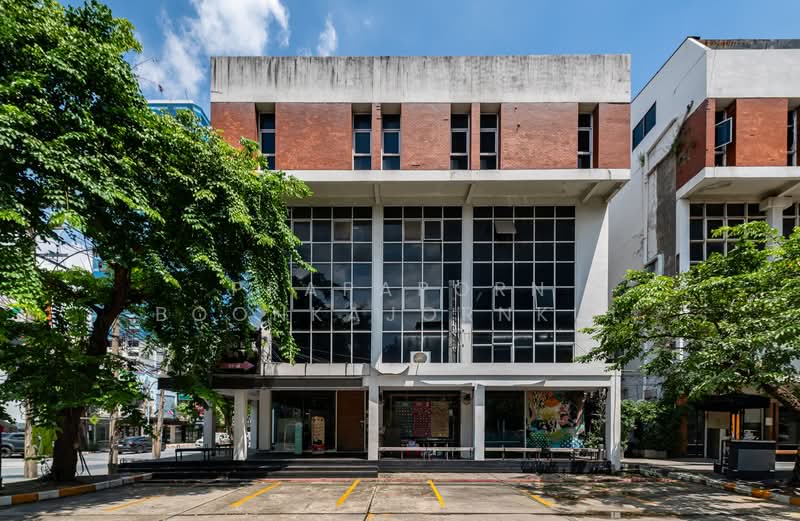 Rare Shophouse on Ekkamai Main Road | Prime Commercial Location, Bangkok, Khlongtoei Nua, Watthana, Bangkok, , 236 sqm, Shophouse For Rent, by Prapaporn Boonkajonkul, 500302401 - DDproperty.com