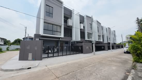 ฟีล ทาวน์ ลาดพร้าว 101, กรุงเทพ
