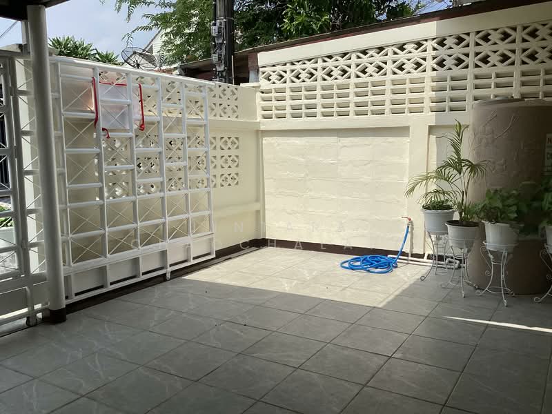 ทาวน์เฮ้าส์ รีโนเวท สวย คุ้ม พร้อมอยู่ นวมินทร์ 74, Bangkok, นวมินทร์, Khan Na Yao, Bangkok, 2 Bedrooms, 64 sqm, Townhouse For Sale, by Jintara Chaochalard, 500302921 - DDproperty.com