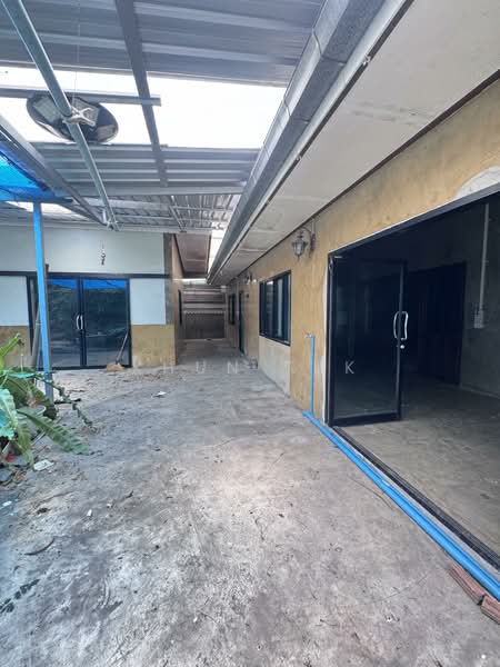 ขาย - ที่ดินพร้อมสิ่งปลูกสร้าง 100 ตรว. บ้านเลขที่ 29 ถนน สุขประยูร พนัสนิคม ชลบุรี, ชลบุรี