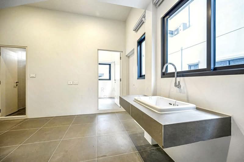 Narasiri Krungthep Kreetha, Bangkok, 69 Soi Pracha Ruamjai, Hua Mak, Bang Kapi, Bangkok, 4 Bedrooms, 495 sqm, Single Detached House For Rent, by Chomratkamol Soontorntarawong (Gor), 500303196 - DDproperty.com