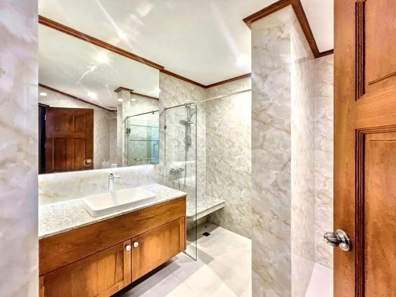 Ruamsuk Condominium, Bangkok, 12 Soi Athakravi, Khong Tan, Khlong Toei, Bangkok, 3 Bedrooms, 330 sqm, Condo For Rent, by Chomratkamol Soontorntarawong (Gor), 500303210 - DDproperty.com
