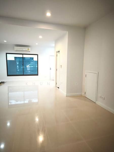Plex Bangna : เพล็กซ์ บางนา, สมุทรปราการ, 90/239 ทางพิเศษบูรพาวิถี, บางแก้ว, บางพลี, สมุทรปราการ, 190 ตร.ม., ทาวน์เฮ้าส์ ให้เช่า, โดย Khun Poon, 500303546 - DDproperty.com