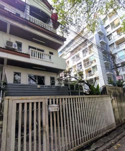 6-BR Townhouse, Bangkok, Lat Phrao, Bangkok, 6 Bedrooms, 450 sqm, Townhouse For Sale, by Suchada Yodyiem, 500303869 - DDproperty.com