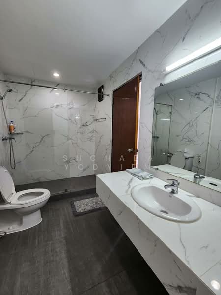 D.S. Tower 1 Sukhumvit 33, Bangkok, Soi Phrom Chit, Khlong Tan Nua, Watthana, Bangkok, 3 Bedrooms, 249 sqm, Condo For Sale, by Suchada Yodyiem, 500303903 - DDproperty.com
