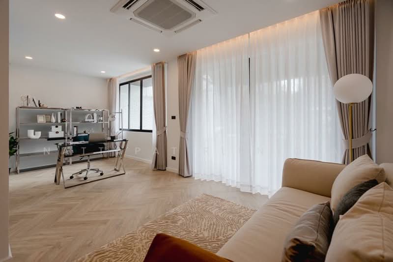 3-BR Townhouse, Bangkok, Khlong Tan Nua, Watthana, Bangkok, 3 Bedrooms, 300 sqm, Townhouse For Sale, by Nattapat Reunyota, 500304042 - DDproperty.com