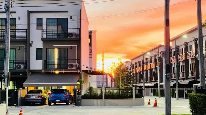 Baan Klang Muang Srinakarin – Onnut, Bangkok, 174 Soi On Nut 70/1, Prawet, Prawet, Bangkok, 3 Bedrooms, 141 sqm, Townhouse For Rent, by Intouch Abhinorasaeth, 500304986 - DDproperty.com